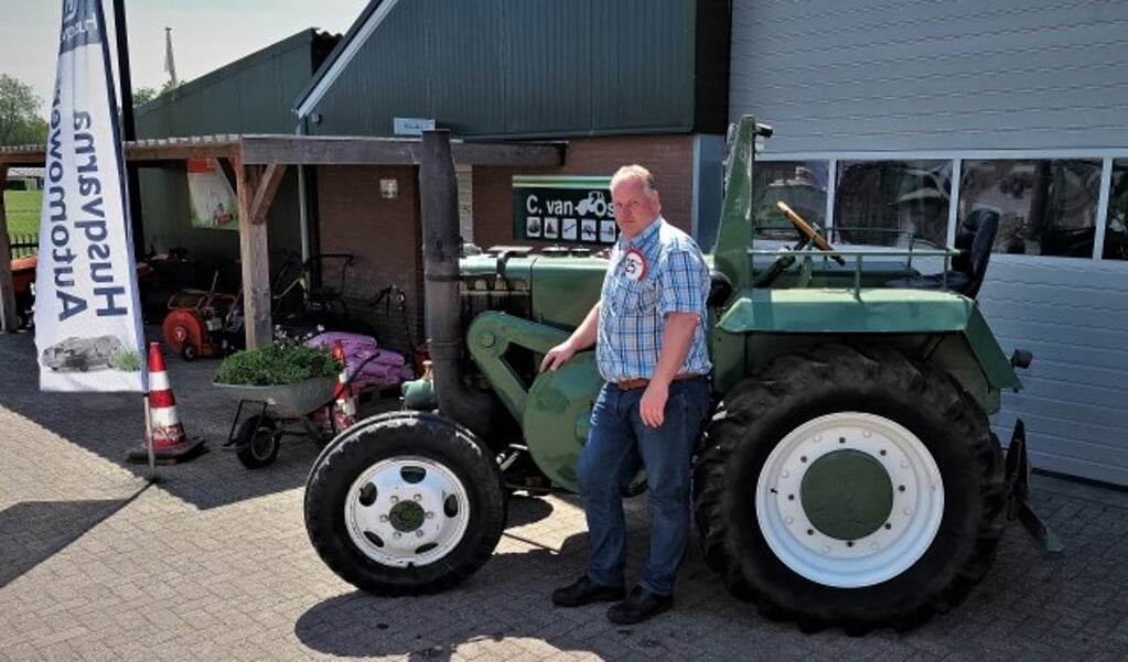 Cornelis van Os is de trotse eigenaar van een Ursus km45, bouwjaar 1952 uit Polen, een van de ruim 300 voertuigen, die deel uitmaken van het wagenpark van De Grebbetrekkers. (Foto: Max Timons)