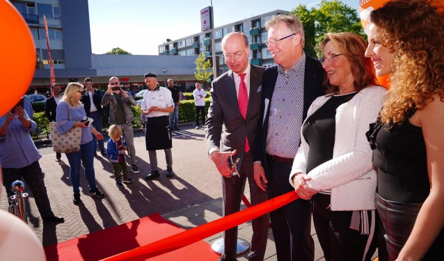 Burgemeester Eenhoorn verricht de opening, samen met familie Poll.