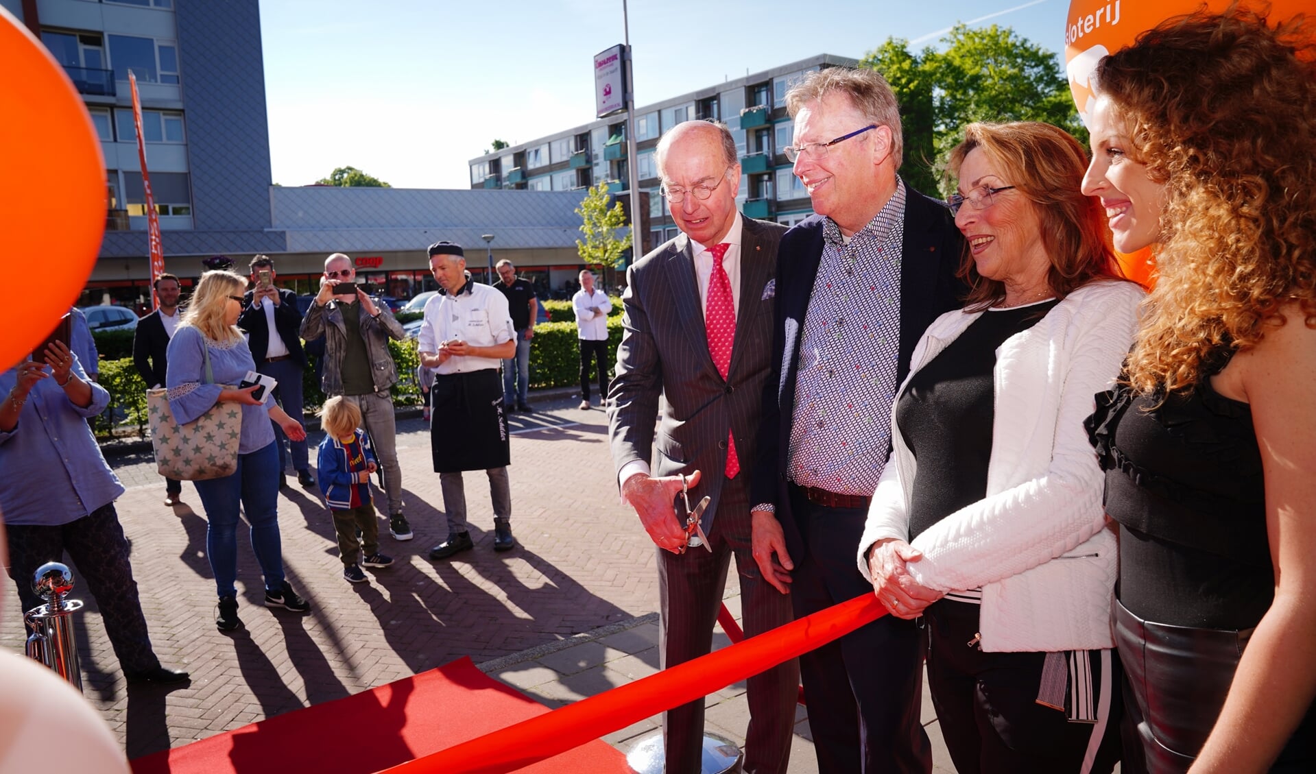 Burgemeester Eenhoorn verricht de opening, samen met familie Poll. 