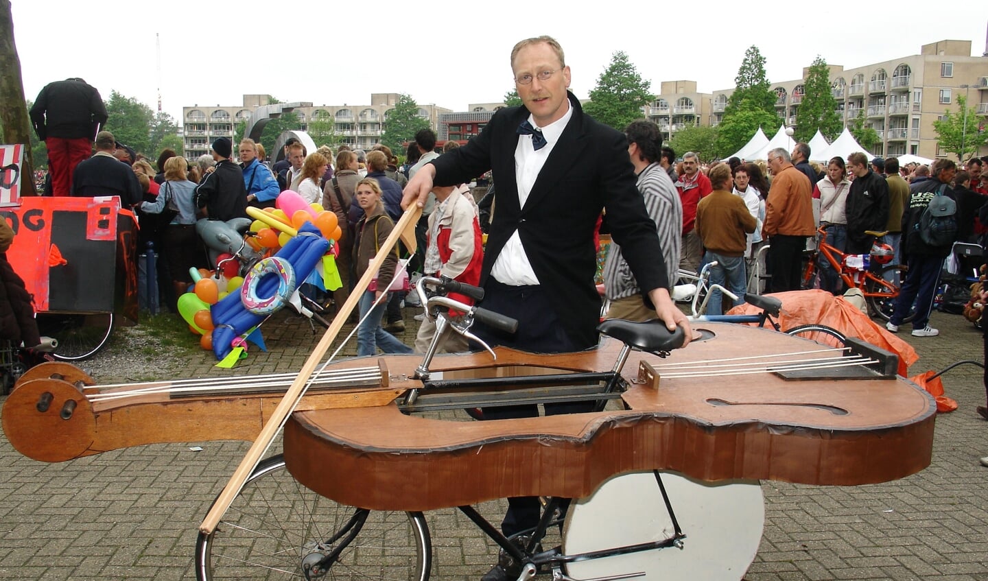 Evert de Graaf met zijn vioolfiets bij Fiets 'm d'r in (2006).