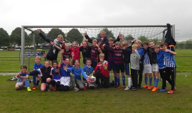 De teams S.S.T. en Bunnike Boys hielden elkaar tijdens de finale in evenwicht. Beiden mochten als winnaar poseren.