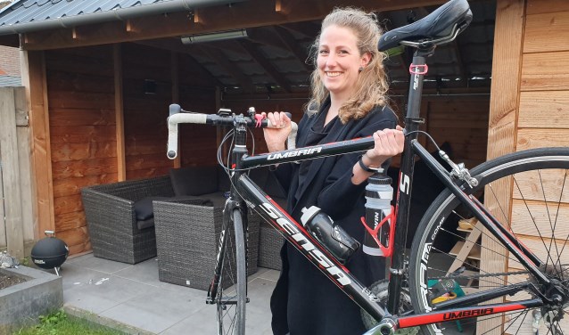 Corine met de fiets die door haar nicht uit het stof is gehaald