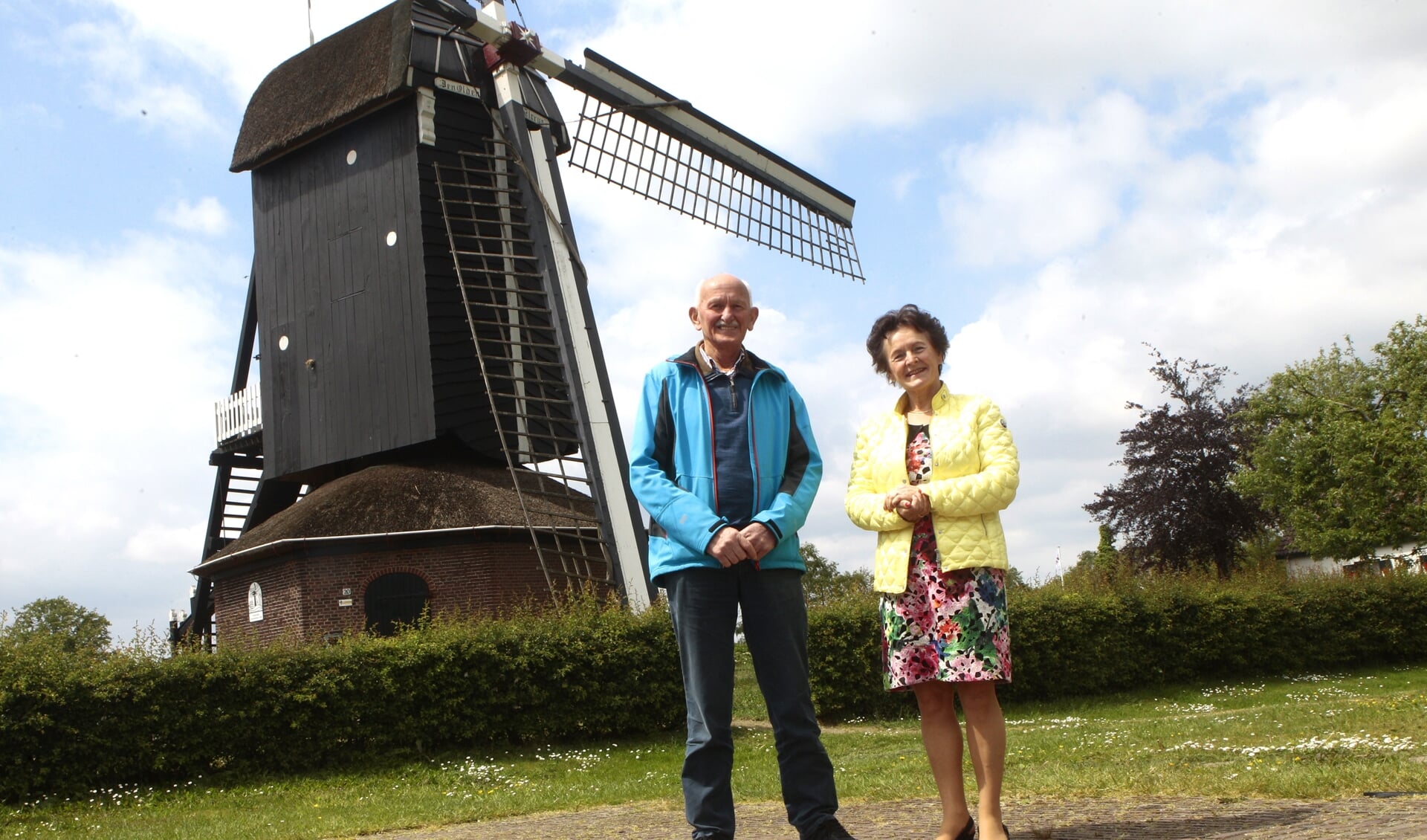 Gerrit Tijmensen en Ans van Eijken bij Den Olden Florus in Terschuur. Aan de expositie in Achterveld is een fietstocht verbonden langs boerderijen die een andere functie hebben gekregen.