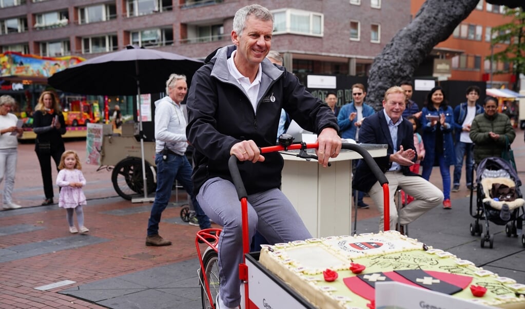 Wie jarig is, trakteert! Bakker Koolhaas heeft voor de verjaardag van Amstelveen een grote taart gemaakt. 