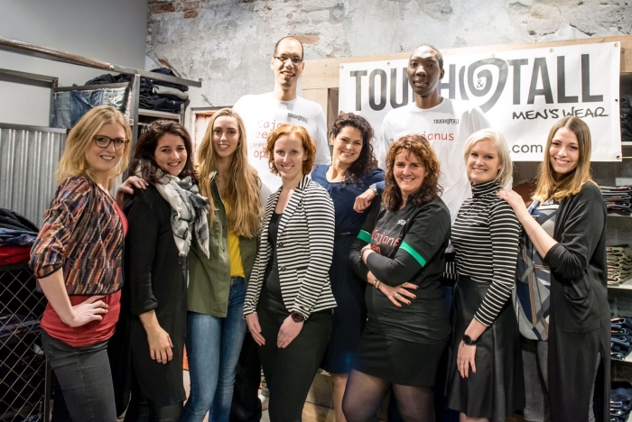 Team van House of Tall met twee van de langste mannen van de wereld