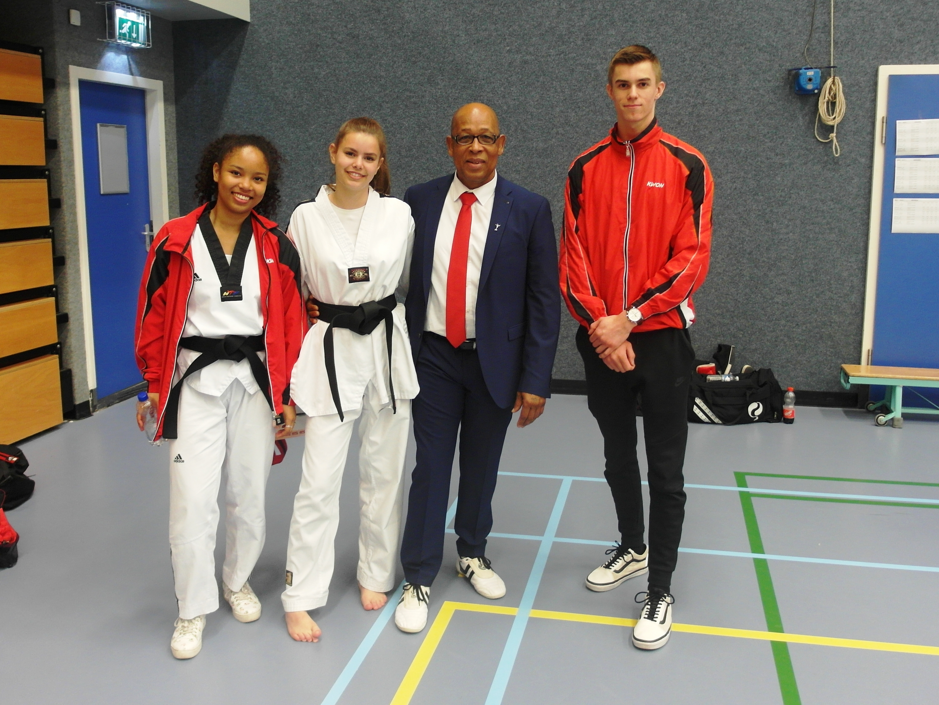 Foto boven v.l.n.r. Cindy Jones ( examen partner), Gwen Boone, Hoofdtrainer Choi Do Kwan , Sylvestro van der Kooye, Ties van den Wijngaard ( Coach)