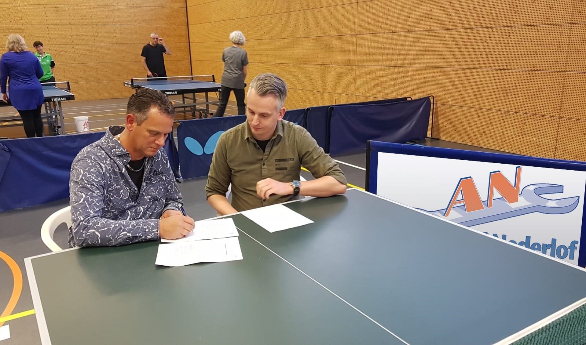 Robert Nederlof en Adriaan van Vliet ondertekenen de overeenkomst.