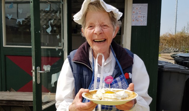 ‘Oma’ gastvrouw Bep Spruit verwelkomt iedere bezoeker.