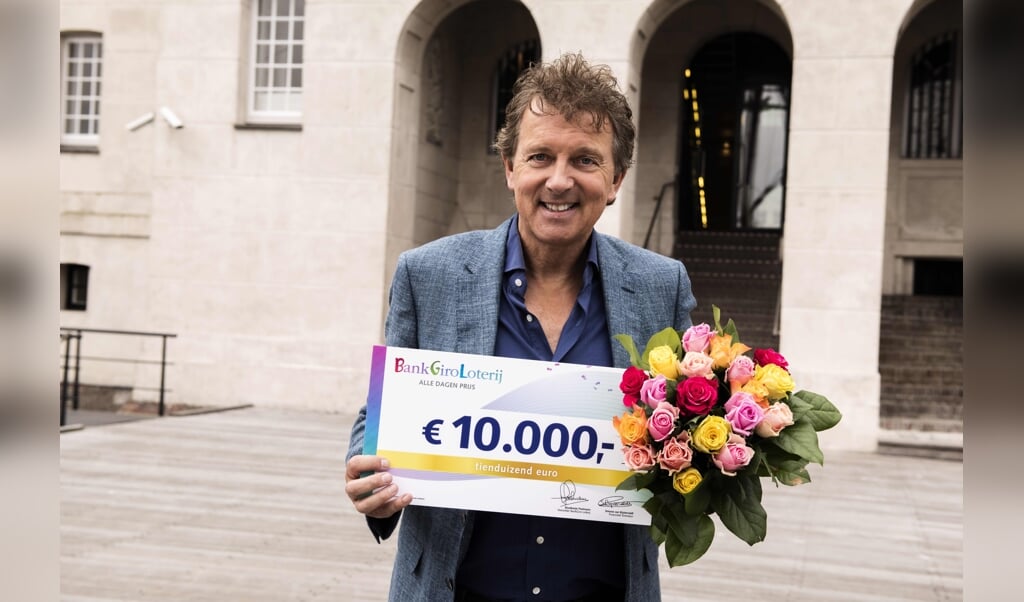 BankGiro Loterij-ambassadeur Robert ten Brink met een cheque