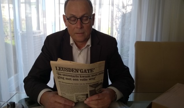 Ben Stoelinga bekijkt met nostalgische gevoelens een artikel uit Vrij Nederland over 'Leusden Gate'. ,,De burgemeester zei keihard 'ik vind het jammer jullie in de gemeenteraad komen'.''