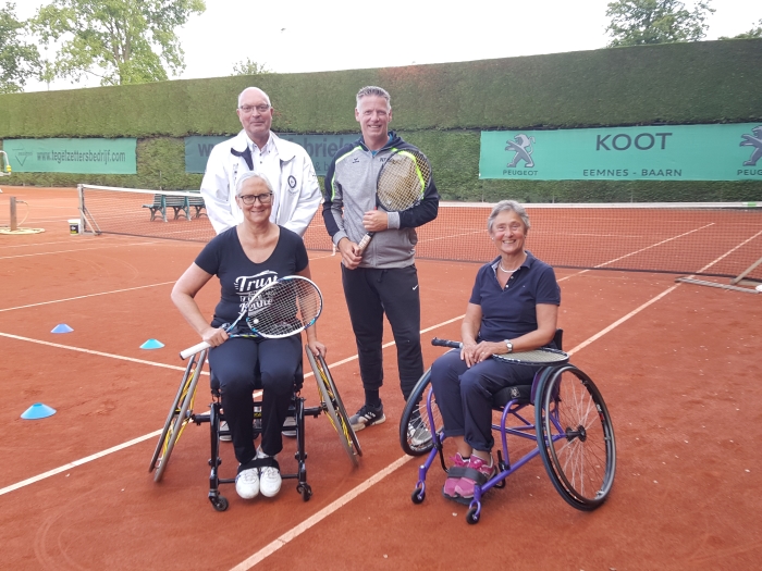 Marijke Roest en Aad Tander krijgen les van Henk de Vries (rechts). Eric Borgts van het ondersteunende Bentinck Fonds is getuige