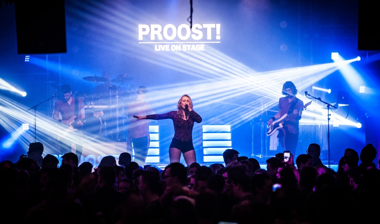 Met stageflames en confettishooters maakte Proost er op Koningsavond een feestje van.