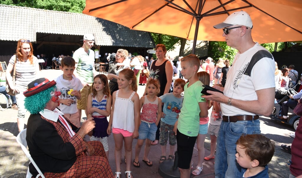 Vertrouwd gezicht op de Oude Ambachtenmarkt, al meer dan een kwart eeuw: Clown Benno maakt figuren van ballonnen en speelt poppenkast.