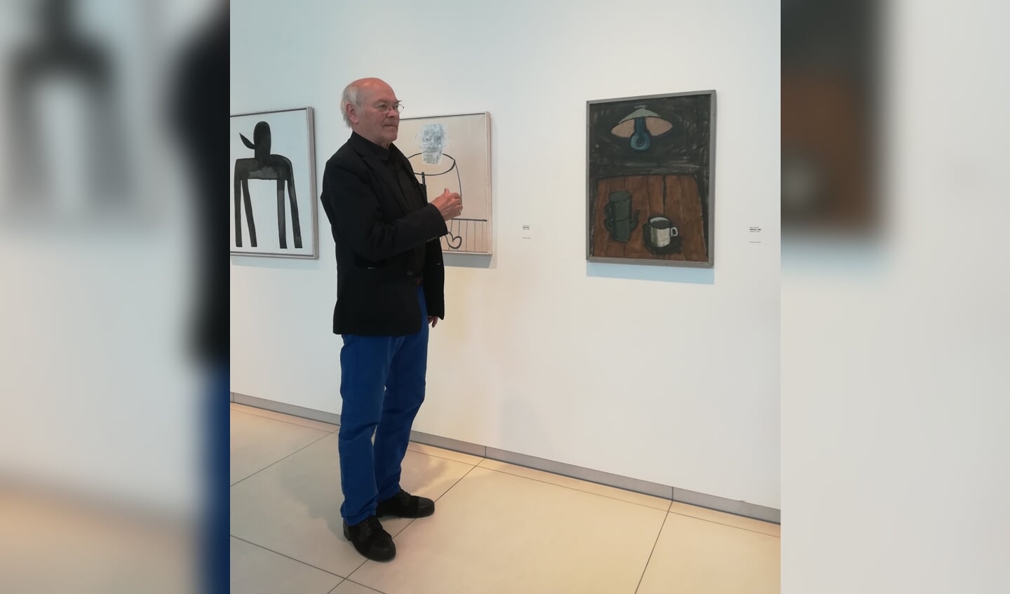 Klaas Gubbels in zijn expositie.