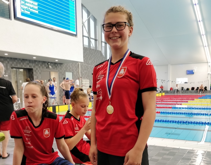 Tess Bemer, trots naar haar winst op de 100 meter vrije slag!