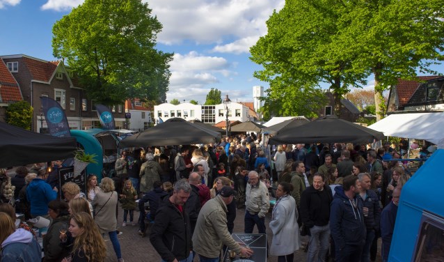 Het Wilhelminaplein staat vol bezoekers tijdens het foodtruckfestival. ,,Het is overweldigend", aldus Joris van der Kleij