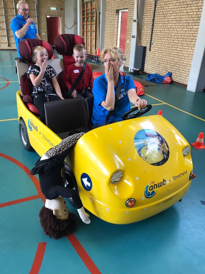 leerlingen leren gevaren in het verkeer herkennen.