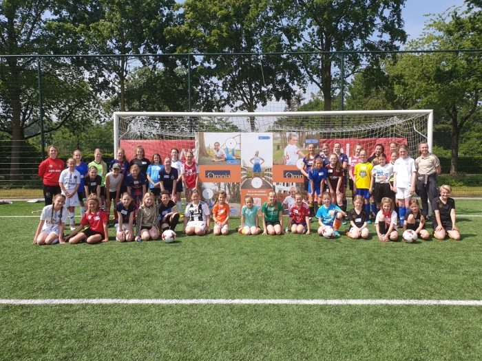 Een mooie groepsfoto, met de AJAX speelsters