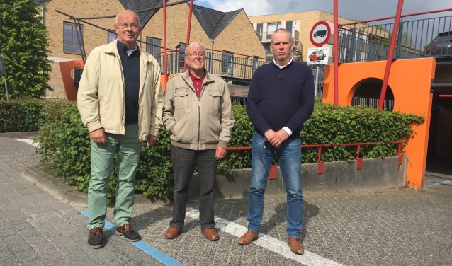 Gerrit Wildeboer (links), Jozias de Zeeuw van de werkgroep en beleidsmedewerker Izaak Boone staan stil bij de blauwe zone.