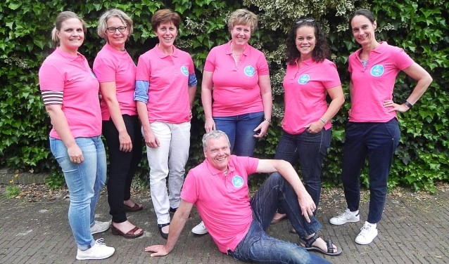 Het bestuur van de Avondvierdaagse Bunnik, Odijk en Werkhoven: Dayenne, An, Stevien, Caja, Caroline, Kristin en Richard.