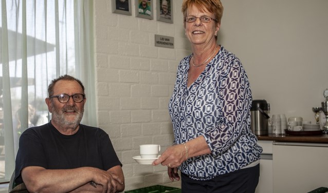 Ook Ced Moulton geniet graag van de koffie aangeboden door Petra Sündermann.
