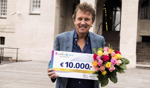 BankGiro Loterij-ambassadeur Robert ten Brink met een cheque