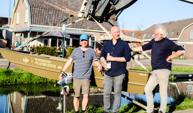 De platbodem is terug! Trotse eigenaren (vlnr) René Koteris, Jeroen Stokman en Lous de Kruif bij de tewaterlating van hun boot.