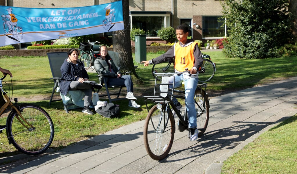 Tijdens het examen fietsen de scholieren door Baarn.