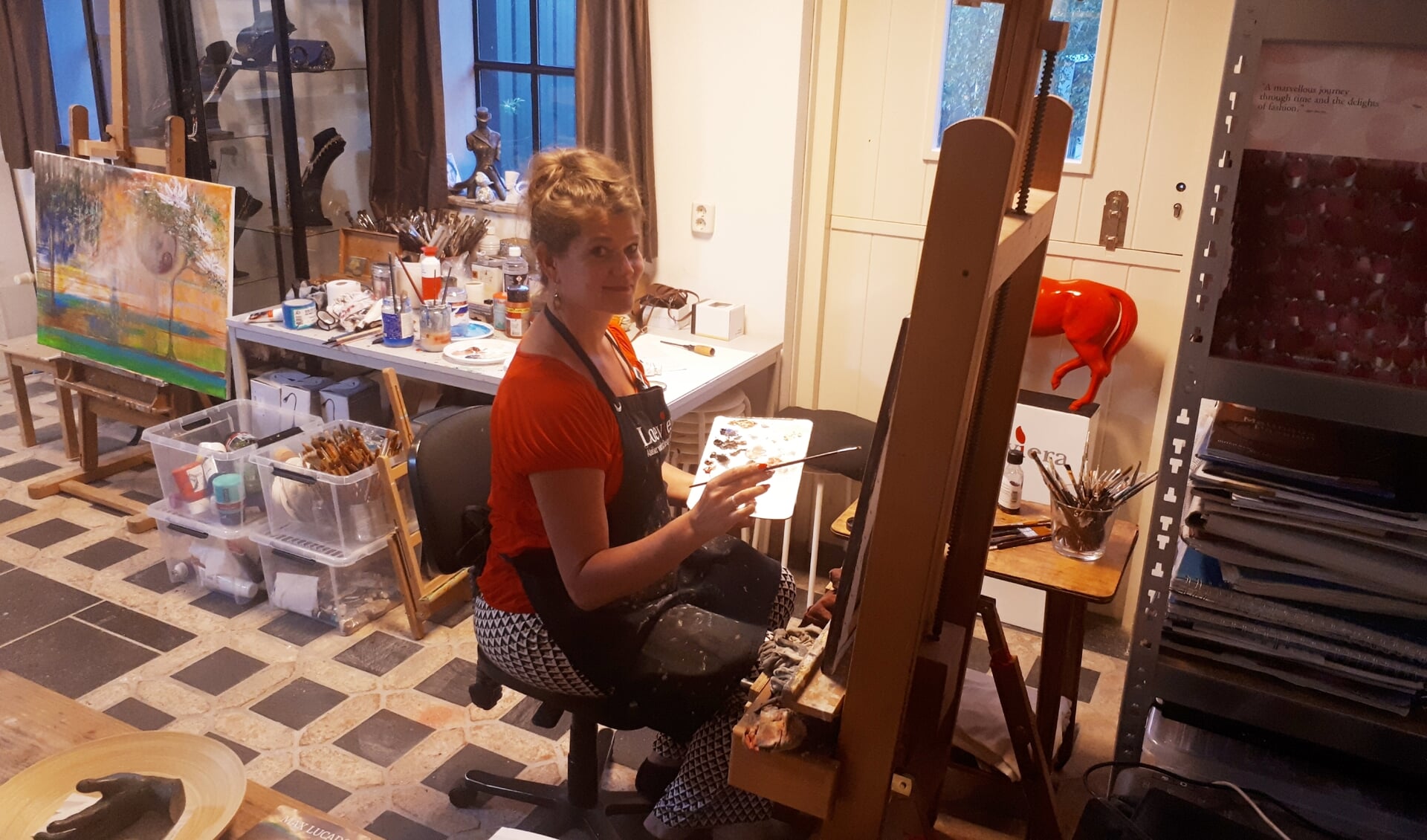 José Loeviera in haar atelier aan het werk