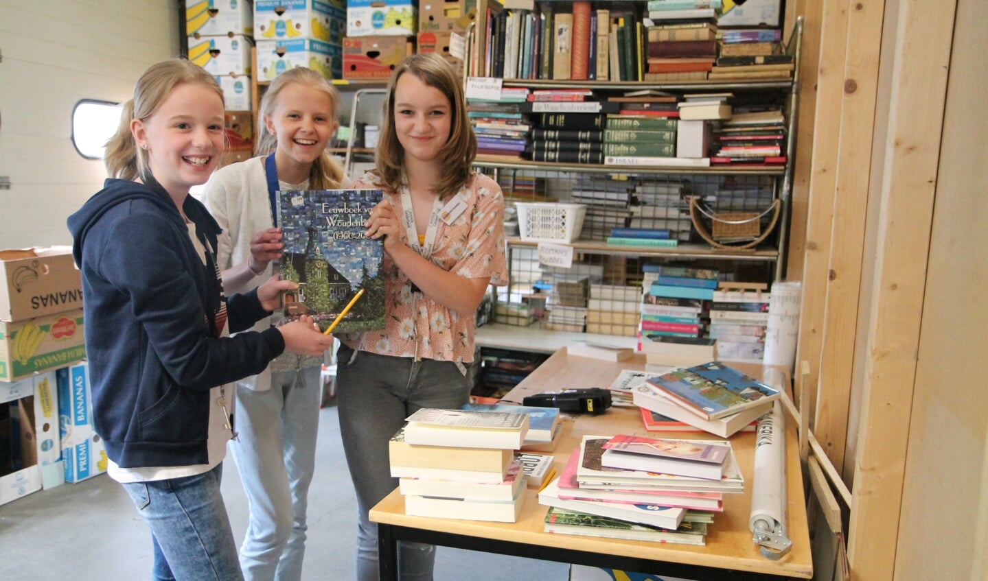 Hilde van Meijgaarden, Lotte Visser en Coraline van Dijk hielpen woensdag mee bij de kringloopwinkel van de Voorhof.