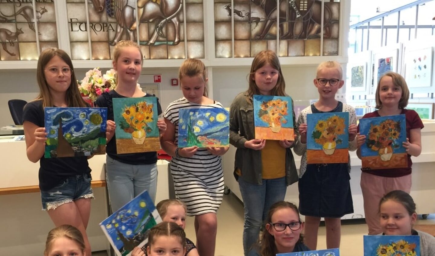 Julia van Beek en haar vriendinnen lieten zich inspireren dor de zonebloemen van Van Gogh.