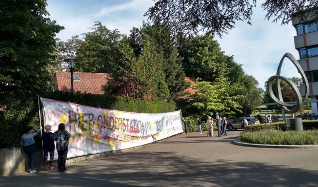 Het protest van de Lunteranen donderdagavond bij gemeentehuis in Ede.