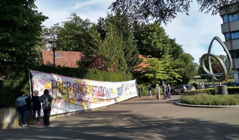 Het protest van de Lunteranen donderdagavond bij gemeentehuis in Ede.