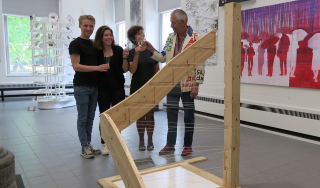 Roel Berg (r) met zijn hulptroepen in Museum de Fundatie. Volgnummer: Bastiaan van Riet, Anne Berg, Bep van Delden