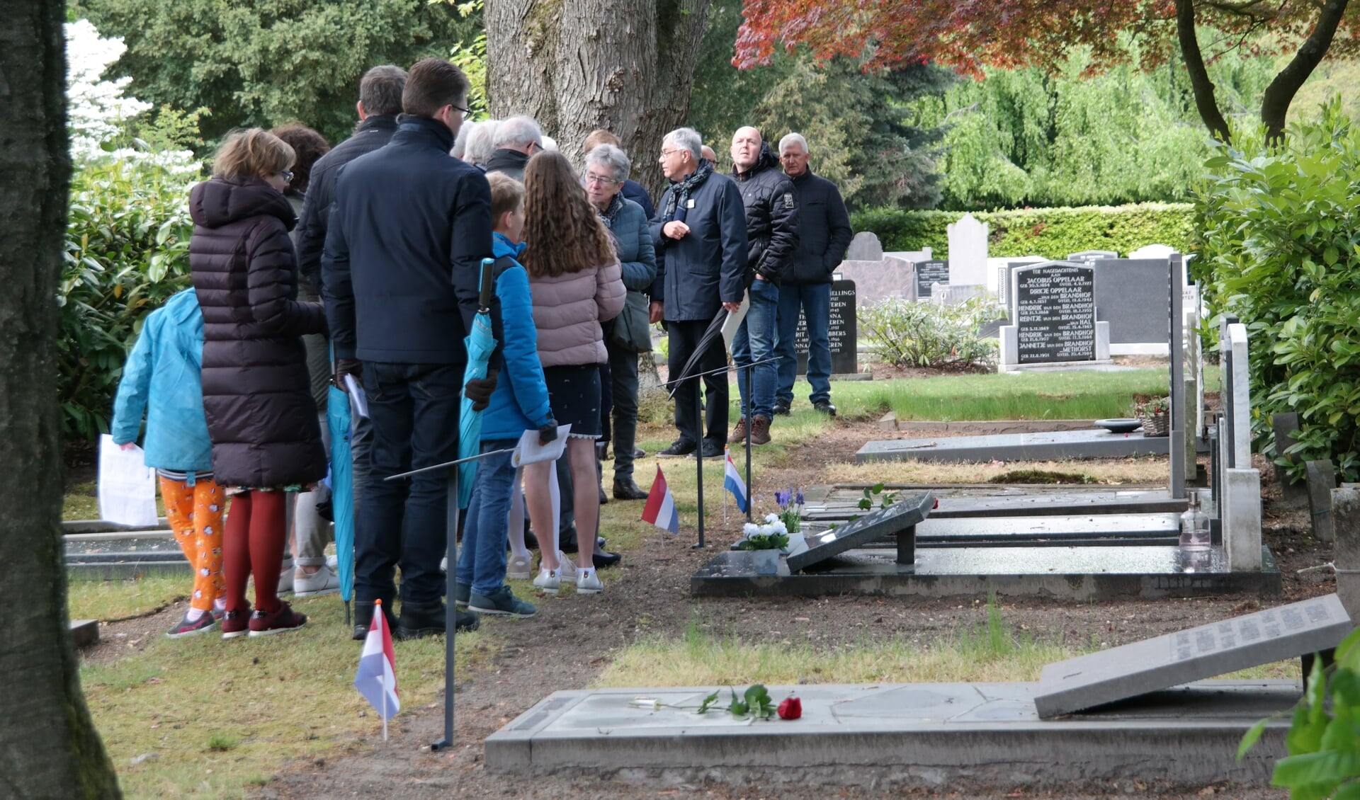 Wandeling langs graven van Tweede Wereldoorlogsslachtoffers op de Munnikenhof te Veenendaal in 2019.
