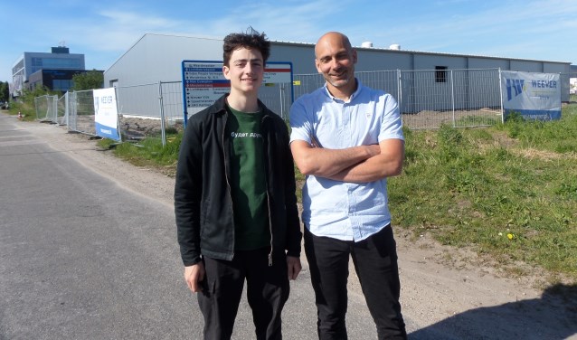 Initiatiefnemer Thomas Adamidis en Ruud Jansen staan voor de loods dat de eerste indoor Skatepark in Haarlem gaat worden.