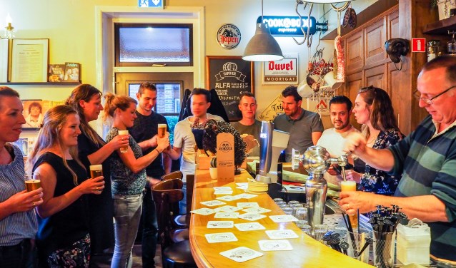 Jos Eberson tapt de eerste Tourbiertjes voor de voltallige jubco die gaat proeven.