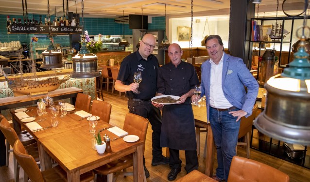 Bedrijfsleider Robin Smakman, souschef Henk Drogtrop en eigenaar William Brands heten de gasten van harte welkom.