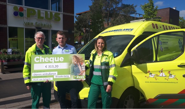 De dierenambulance is blij met de statiegelddonaties. Fred Fiechter en Brenda Hagers ontvangen cheque van Tom van Schaick.