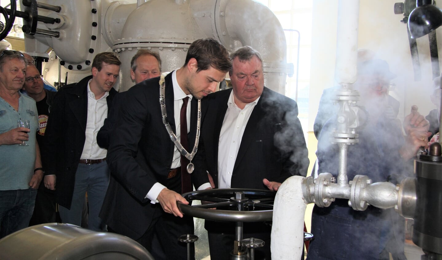 Jurgen Nobel en Paul te Beest brengen eendrachtig het gemaal onder stoom.