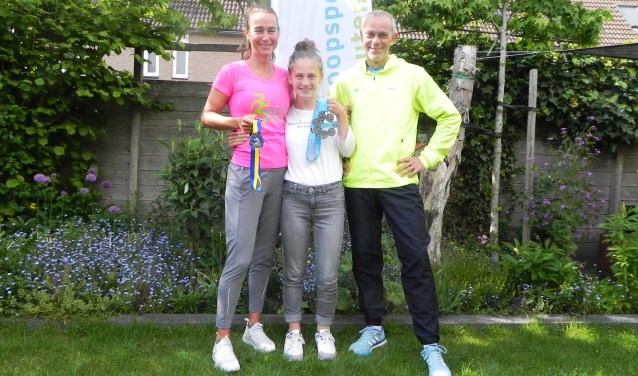 Lisette, Noëlle en Fred tonen trots de behaalde medailles. Op het T-shirt van Noelle staat de door haar zelf gekozen tekst: "Wherever you go, Go with your heart."