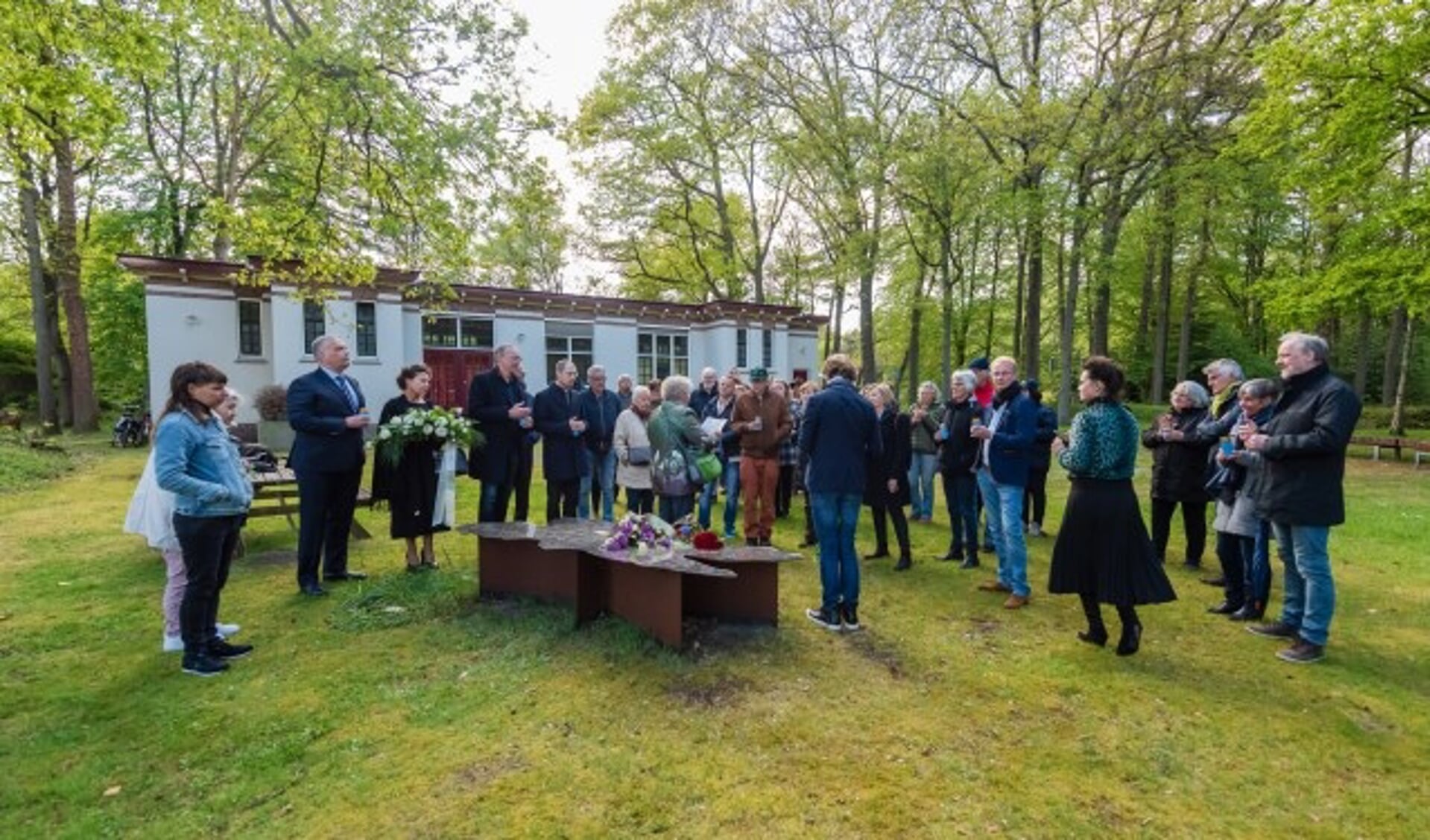 Eerste 4 mei herdenking  voor psychiatrische patiënten in Den Dolder. Vergeten slachtoffers Willem Arntz hoeve krijgen na 75 jaar eindelijk aandacht. 