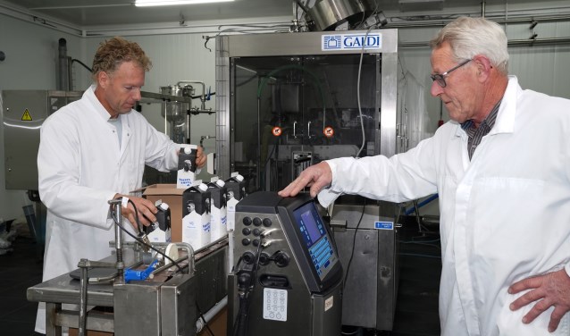 Gerard Stam (links) en Wes Korrel (rechts), twee van de deelnemende boeren, in de melkfabriek.