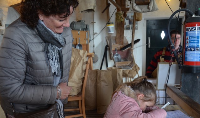 Mila tekent het gastenboek in de molen