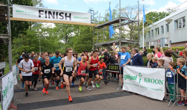 De lopers gaan van start.