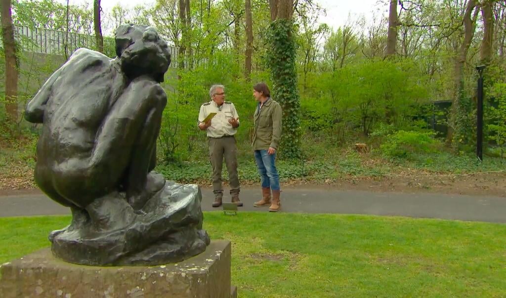 Tuinman Lodewijk Hoekstra en boswachter Henk Ruseler in de beeldentuin van Het Nationale Park De Hoge Veluwe.