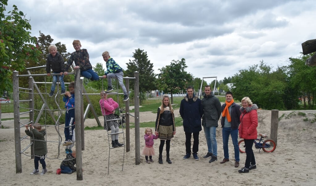 VVD-raadslid Arjan Gerritsen met ouders en kinderen in de avontuurlijke speeltuin in Westwijk.