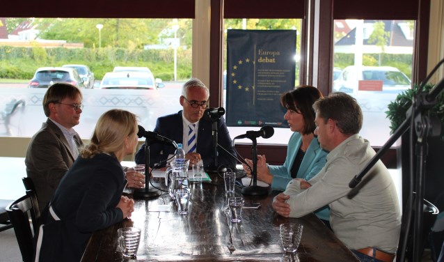 Voor Elske van de Fliert en Ben Apeldoorn met achter Anne Strijker, Arie Langkeek en Eveline Herben.