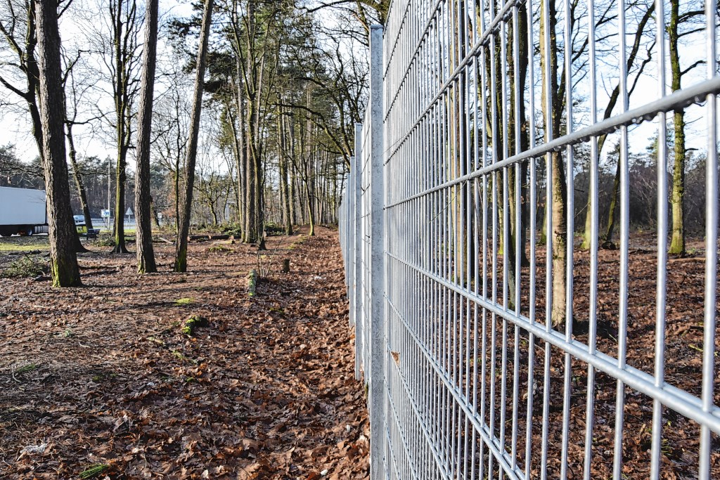 Het houten hek dat er langs de parkeerplaats stond, is vervangen door een nieuw, ijzeren hek.