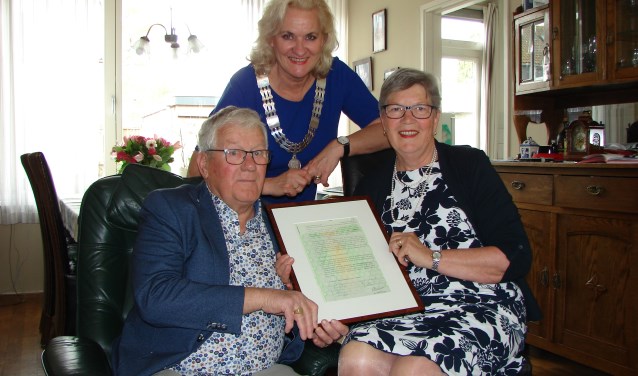 Gouden echtpaar De Ligt - Hopman met locoburgemeester Kosterman